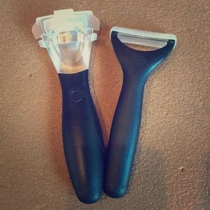 2 pampered chef utensils